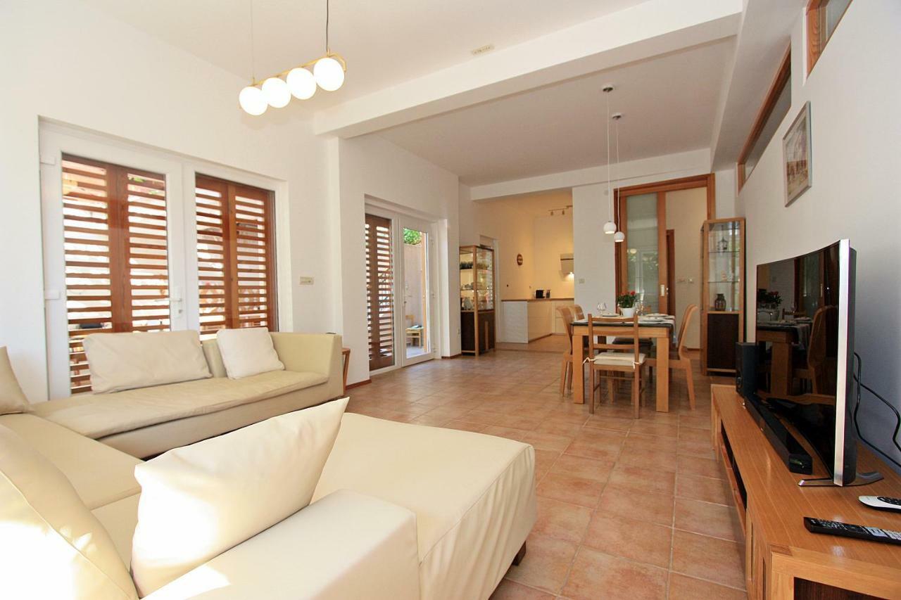 Villa V&D Milna  Extérieur photo